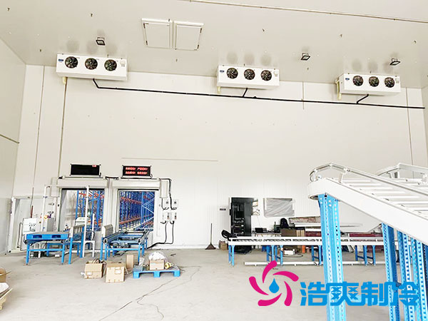 　　建一個300平方米的冷庫需多少錢？冷庫是一種專門用作存儲冷凍、冷藏食品的裝置，有普遍的運用場景，包含食品、醫(yī)學、化工等行業(yè)。當下隨著社會的不斷發(fā)展，越來越多的產業(yè)已經起考量規(guī)劃自己的冷庫，以符合日益增長的市場需求。  　　首先，我們需認識冷庫建造規(guī)劃的基本上流程。冷庫建造規(guī)劃需進行選址、設計、施工等多個環(huán)節(jié)，而冷庫施工包含土建工程、設備、管道等，每一個環(huán)節(jié)都會影響到冷庫造價成本的變化。  　　其次，冷庫假造規(guī)劃的費用受很多原因的影響。主要原因是選址和設計。選取適當的場地和恰當的設計方案，不僅可減少冷庫的建造規(guī)劃費用，而且可提升冷庫的運行效能。此外，冷庫建造規(guī)模、裝置選型、材料品質等方面也會導致冷庫假造規(guī)劃費用的變動。  　　確切到規(guī)劃建造一個300平方米的冷庫，我們可根據知識測量出一個大致的規(guī)劃建造費用。根據市場行情和相關經驗，一個300平方米的冷庫需大約270,000元左右。其中，土建工程費用約占30%至40%，設備費用約占50%至60%，管道、電器材料等其他費用約占10%至20%。  　　此外，由于冷庫設備和管道需專業(yè)安裝調試，人工成本也需計算在內。按工程造價比率合算，工程建設的人工成本約占施工總耗資的10%。  　　一般來說，修建一個300平方米的冷庫的費用約為270,000元，僅供參考，實際造價根據具體冷庫工程項目進行核算。精準投入費用需根據選址、設計、數量、設備選型、材料品質等方面綜合性考量和檢驗。在冷庫建造規(guī)劃步驟之中，企業(yè)可選取自行建造規(guī)劃，也可委派專業(yè)冷庫建設公司規(guī)劃設計建造。  　　冷庫建造規(guī)劃費用只是一個初始投資。隨著冷庫的運轉和維護，還需考量運營費用、維護費用和設備更換費用。因此，企業(yè)在展開冷庫建造規(guī)劃決策時，需展開充分的前期考察和調研評估，以保證冷庫建造規(guī)劃的投入能真正產生平穩(wěn)、長期的經濟效益。  　　以上就是300平方米冷庫造價費用的詳細介紹，相信您看完一定對此有了更加深入的了解，如果您近期有此類冷庫建造的需求，歡迎咨詢浩爽制冷（400-861-7579）。本公司深耕于制冷行業(yè)十余年，發(fā)展成從冷庫工程的EPC總包服務商，包含冷庫工程的設計、采購、銷售、安裝為一體的綜合性服務公司；延伸至冷鏈項目前期的布局規(guī)劃、冷鏈項目升級改造、冷鏈行業(yè)復合型人才培養(yǎng)、輸出；冷鏈倉儲的招商運營、售后服務等制冷領域的一體化方案集成商。